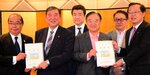 議連会長に就任し、要望書を受け取る石破氏（左から２人目）＝２３日、東京・紀尾井町のホテルニューオータニ