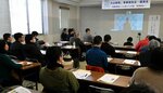事業報告に聞き入る関係者ら