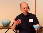 「自分しか作れない青瓷作品を生み出したい」と創作への思いを語る坂本さん＝２５日、鳥取市河原町弓河内
