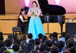 全校児童を前に名曲を歌い上げる佐田山さん