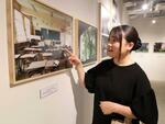 　親友とともに過ごした教室の写真を見つめる高橋輝良々さん＝９月、宮城県石巻市