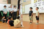  夏休みの思い出を発表する児童＝２４日、南部町池野の会見第二小学校 
