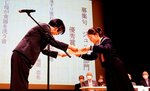 賞状を受け取る入選者＝１９日、鳥取市吉方温泉３丁目の市文化センター
