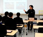 連携してサウナカーを製作した事例を紹介する田淵社長（右から２人目）＝１３日、鳥取市湖山町北２丁目の鳥取商業高