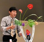 実演しながら生け方を解説する笹山さん＝１３日、鳥取市のとりぎん文化会館