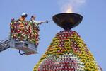 　「ひろしまフラワーフェスティバル」で「花の塔」に「平和の灯」をともす広島市の松井一実市長＝３日午前、広島市中区