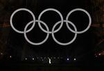 　パリ五輪の開会式で、エッフェル塔の五輪マークの下で歌を披露するセリーヌ・ディオンさん＝２６日、パリ（共同）
