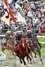 　「相馬野馬追」の甲冑競馬で疾走する騎馬武者＝２５日午後、福島県南相馬市