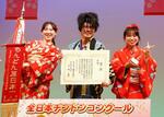 　全日本チンドンコンクールで優勝した福岡県の「アダチ宣伝社」＝６日午後、富山市
