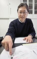 　インタビューで説明する西村卓也・京都大教授
