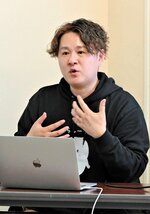 多様な性の在り方や、自分らしく生きる大切さを語る拓海さん＝５日、鳥取市吉方温泉３丁目の市文化センター