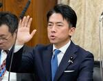 　参院農林水産委で答弁のため挙手する小泉農相＝２９日午前