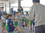 「こどもけいさつかん」として啓発グッズを手渡す園児ら＝１０日、鳥取市的場１丁目の市立病院