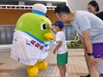  トリピーとふれあう来館者＝２９日、境港市竹内団地の夢みなとタワー 