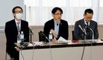 　判決後、記者会見する原告の男性信者（左）と関連団体の代表者（右）。中央は弁護士＝１６日午後、金沢市