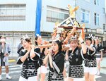 地区内を練り歩く飛天みこし