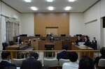 業務上横領の罪に問われた日本海テレビ元幹部社員の初公判の法廷＝２７日、鳥取地方裁判所（代表撮影）