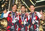 　第５２回ボートレースオールスターで優勝した佐藤隆太郎。左は２着の峰竜太、右は３着の茅原悠紀＝ボートレースまるがめ