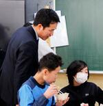 　児童と話をする中村有希さん＝２月、岐阜市