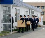 　西武観光バス大宮営業所に家宅捜索に入る捜査員ら＝２４日午前１０時３２分、さいたま市