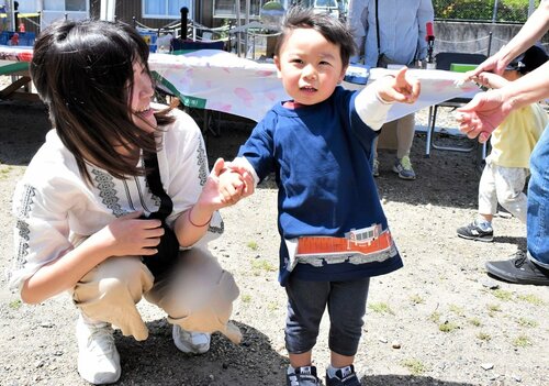 若桜鉄道とＯＪＩＣＯのコラボＴシャツを着てポーズを決める子ども＝５日、若桜町若桜の若桜駅