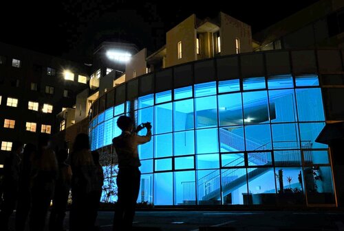 鮮やかな青色にライトアップされた倉吉病院の中央棟＝２日、鳥取県倉吉市山根