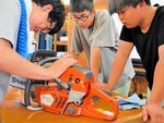 チェーンソーの構造を学ぶ智頭農林高の生徒＝１０日、鳥取市湖山町西２丁目