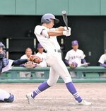 準々決勝・盈進―米子松蔭　米子松蔭はタイブレークの延長十一回、２死満塁から山内が中前に決勝打を放つ＝島根県立浜山公園野球場