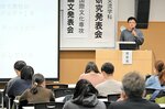 研究成果を発表する学生＝２０日、倉吉市福庭の鳥取短大シグナスホール