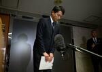 　兵庫県知事告発者の私的情報漏えい問題で、県の第三者委員会の調査報告書を受け謝罪する斎藤元彦知事＝２７日午後、兵庫県庁