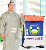 スポーツカーをあしらった化粧まわしを贈られ意気込む石浦＝２０１７年１月、東京都江東区のマクラーレン東京テクニカルセンター
