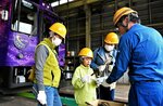 ボルトが緩んでいるかを確認する打音検査で音の違いを体験する参加者＝２３日、岡山県美作市の大原車両基地