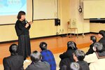 生徒に台湾の歴史や文化などを説明する川口さん＝５日、新温泉町芦屋の浜坂高