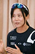 　取材に応じるスピードスケート女子の高木美帆＝２６日、宮崎市
