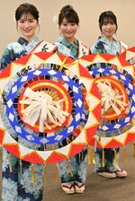 鈴の音大使に任命された（左から）田中さん、吉尾さん、坂口さん＝２８日、鳥取市役所