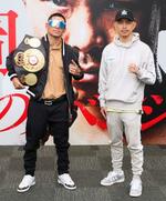 　ＷＢＡスーパーフライ級タイトルマッチの調印式を終え、撮影に応じる挑戦者の井岡一翔（右）と王者フェルナンド・マルティネス＝９日、東京都内