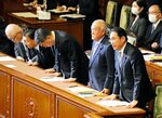 衆院本会議で内閣不信任決議案が否決され、一礼する岸田首相（手前）ら＝１３日午後