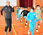児童に腕の正しい振り方を指導する水野さん