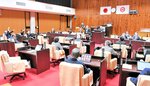 一般会計補正予算案の採決に臨む委員ら＝１１日、倉吉市議会議場