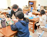 裁縫に取り組む子どもたち。施設での活動が社会的な自立への一歩につながっている＝６日、米子市車尾４丁目のぷらっとホーム