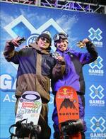 　スノーボード男子ビッグエアで優勝した荻原大翔（右）と２位の長谷川帝勝＝アスペン（共同）