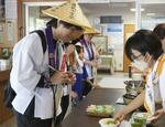　おもてなしを受ける四国遍路の巡礼者（左）＝２０２４年５月、香川県さぬき市（ＮＰＯ法人遍路とおもてなしのネットワーク提供）