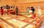 開幕した「鳥取と新聞」特別資料展（鳥取県立図書館展示室）