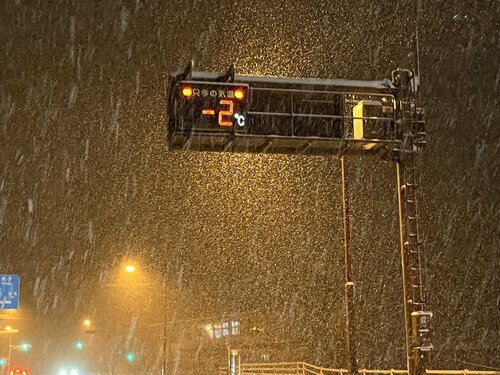 雪の舞う国道１８１号＝２４日、午後６時４９分、日野町根雨