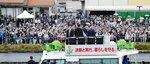 衆院島根１区補選の街頭演説に集まった人たち＝２１日、松江市