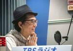　ＴＢＳラジオのポッドキャスト番組で話す石井健介。多彩な話題でゲストとの会話が弾む＝２０２３年１２月、東京都港区